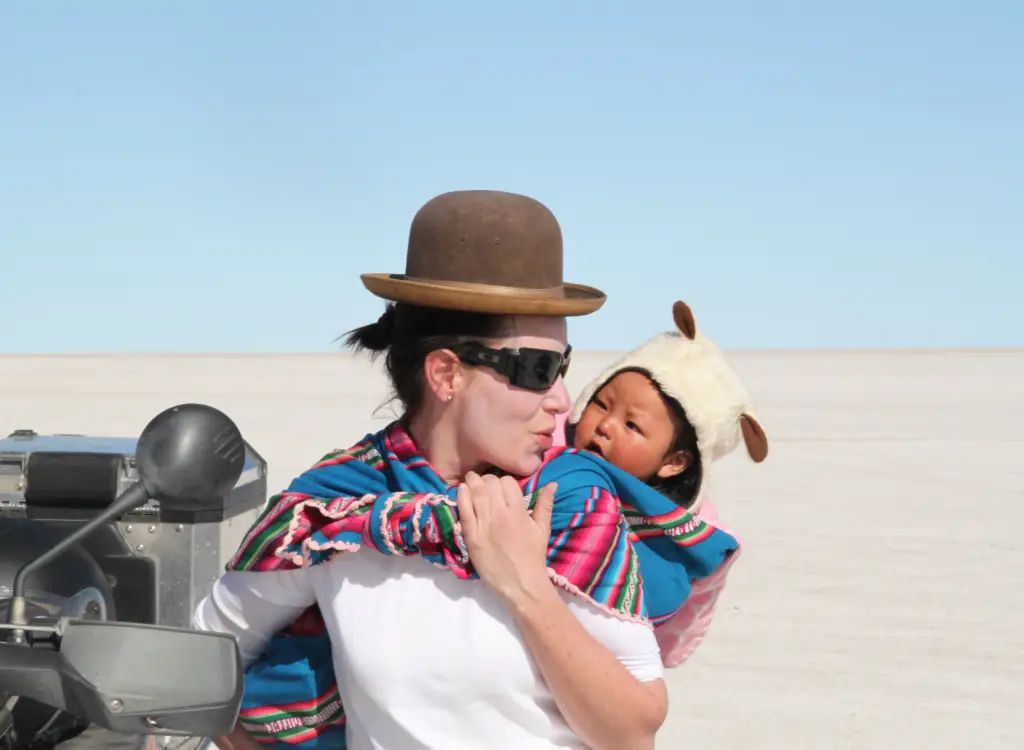 Gaby con nieto de Angelica en Uyuni