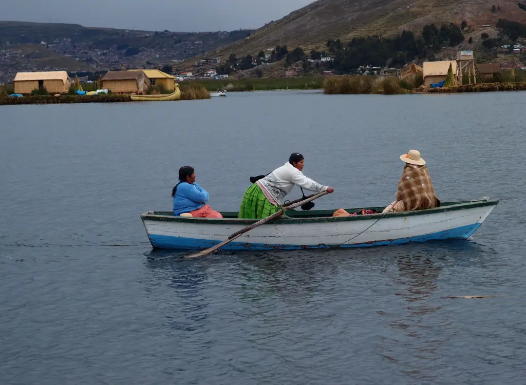 local-peruvians-lake-titicaca-peru