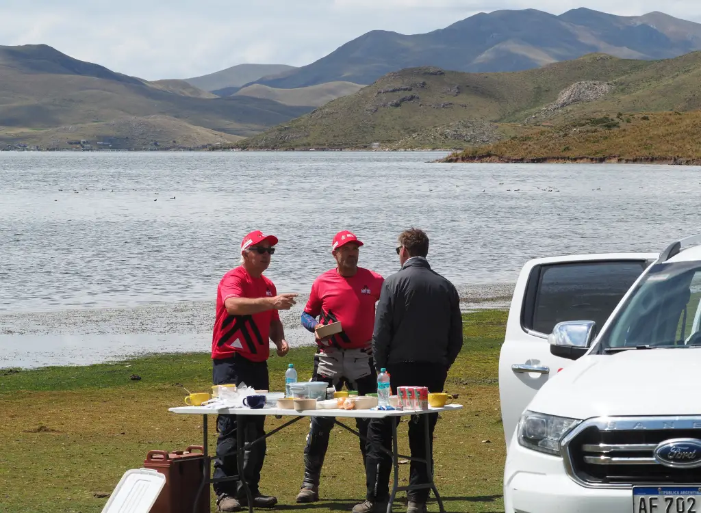 lunch-lakeside-peru-motocycle