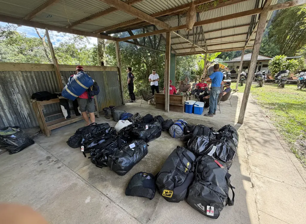 Unloading luggage quince mil peru