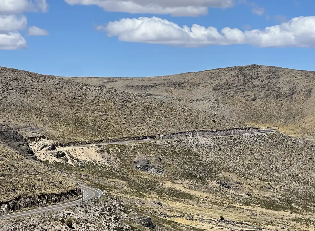 ride-roads-scenic-mountsin-pewru-motoamigos