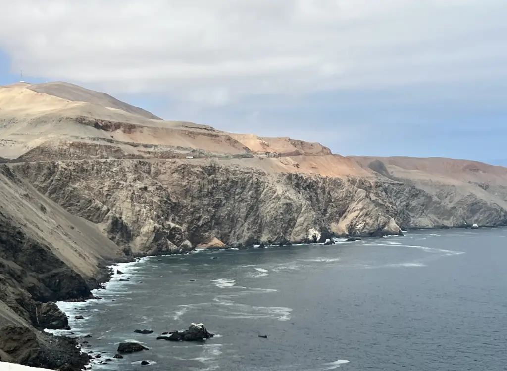 dramatic-coastline-peru-motoamigos