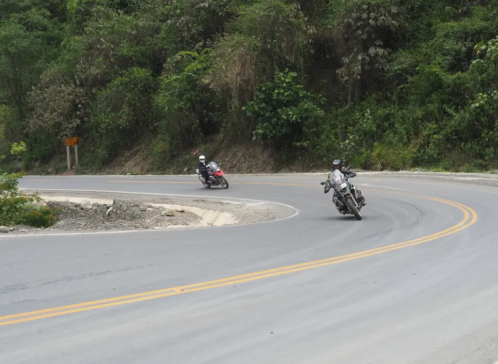 curves-motorcycles-peru-motoamigos