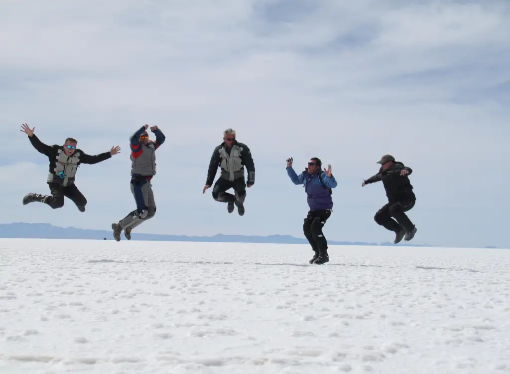 jumping-uyuni-salta-flats