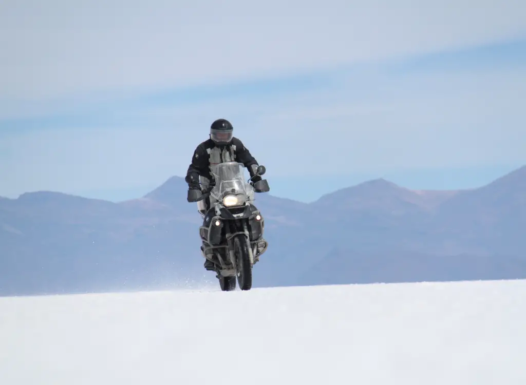lonerider-motorcycle-uyuni-motoamigos