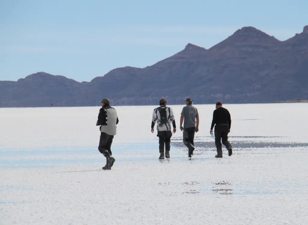 riders-exploring-uyuni-salt-flats