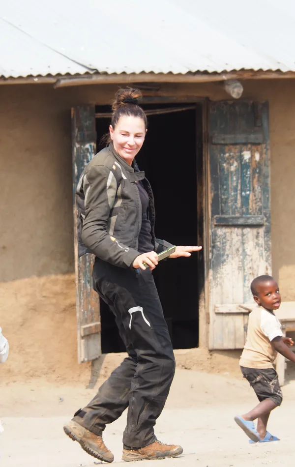 gabriela-zampini-dancing-africa
